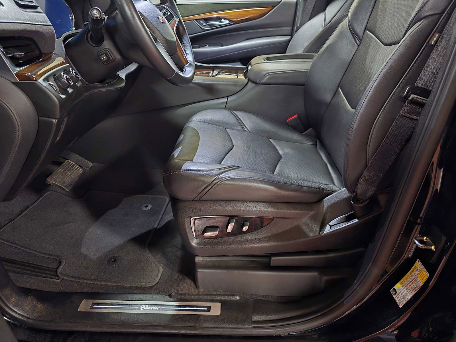 Used 2020 Cadillac Escalade Premium Luxury image 24