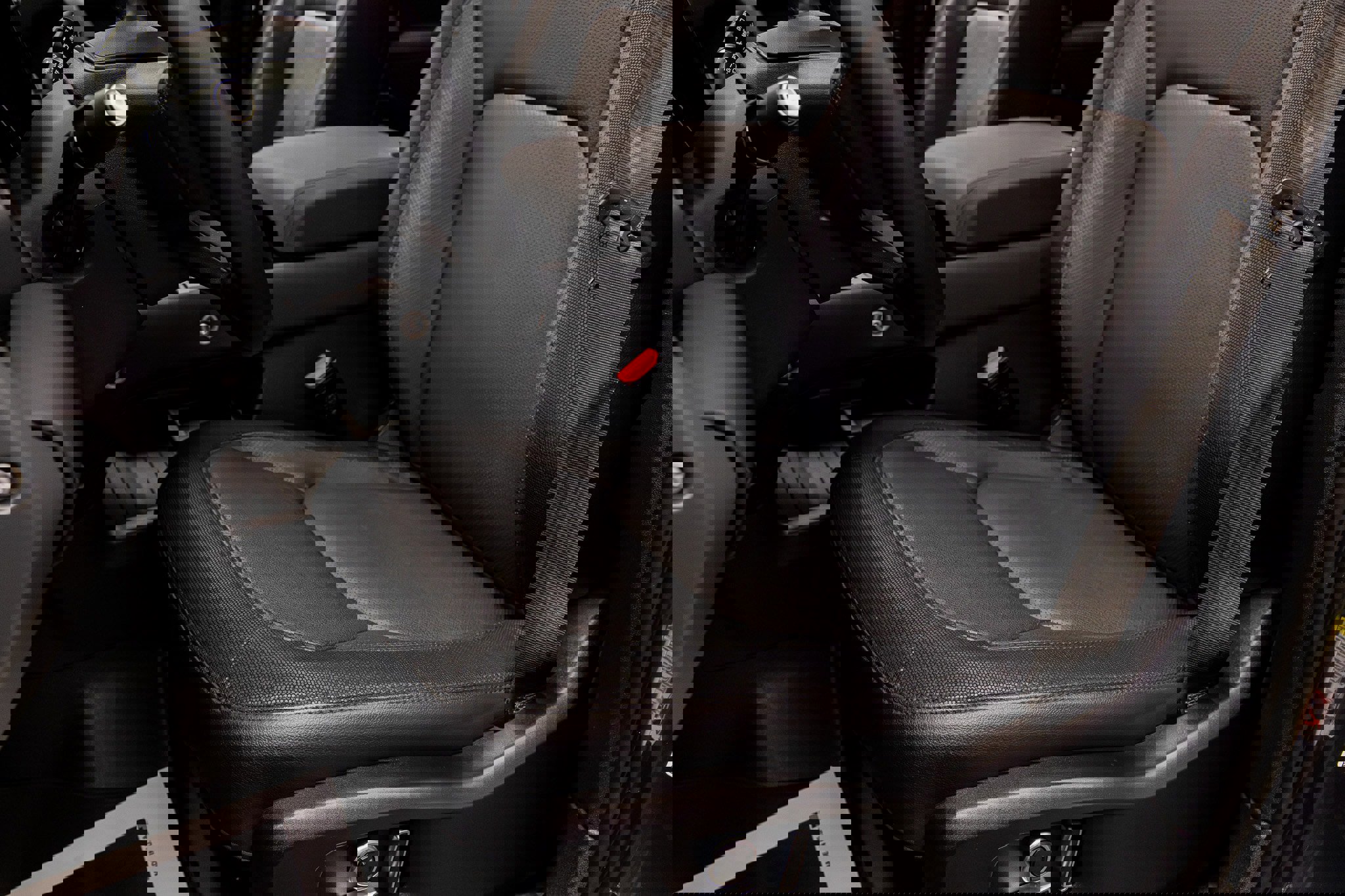 Used 2023 Land Rover Defender 130 X-Dynamic SE AWD/4WD image 28