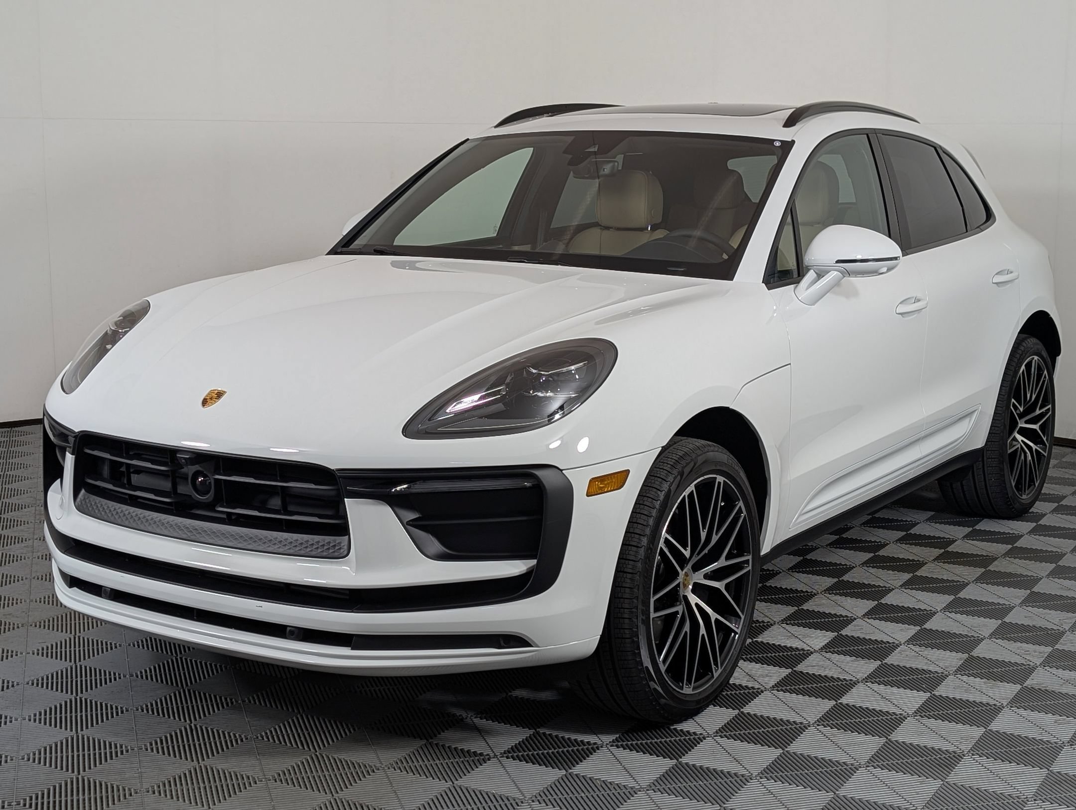 Certified 2025 Porsche Macan AWD/4WD image 1