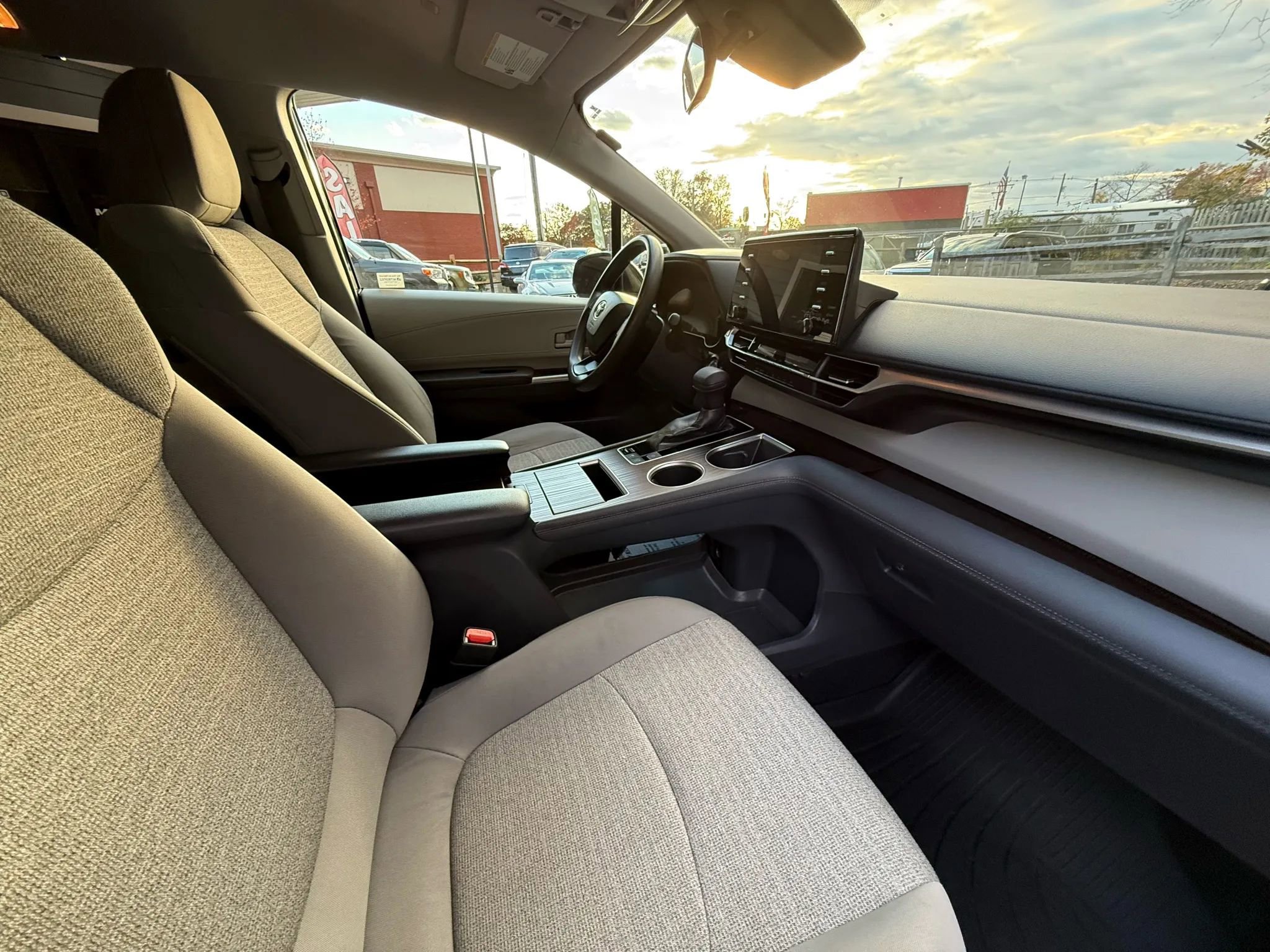 Used 2022 Toyota Sienna LE image 28