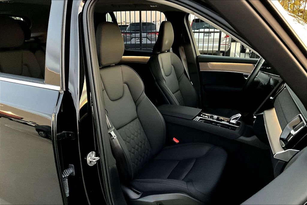 Used 2025 Volvo XC90 B6 Plus image 7
