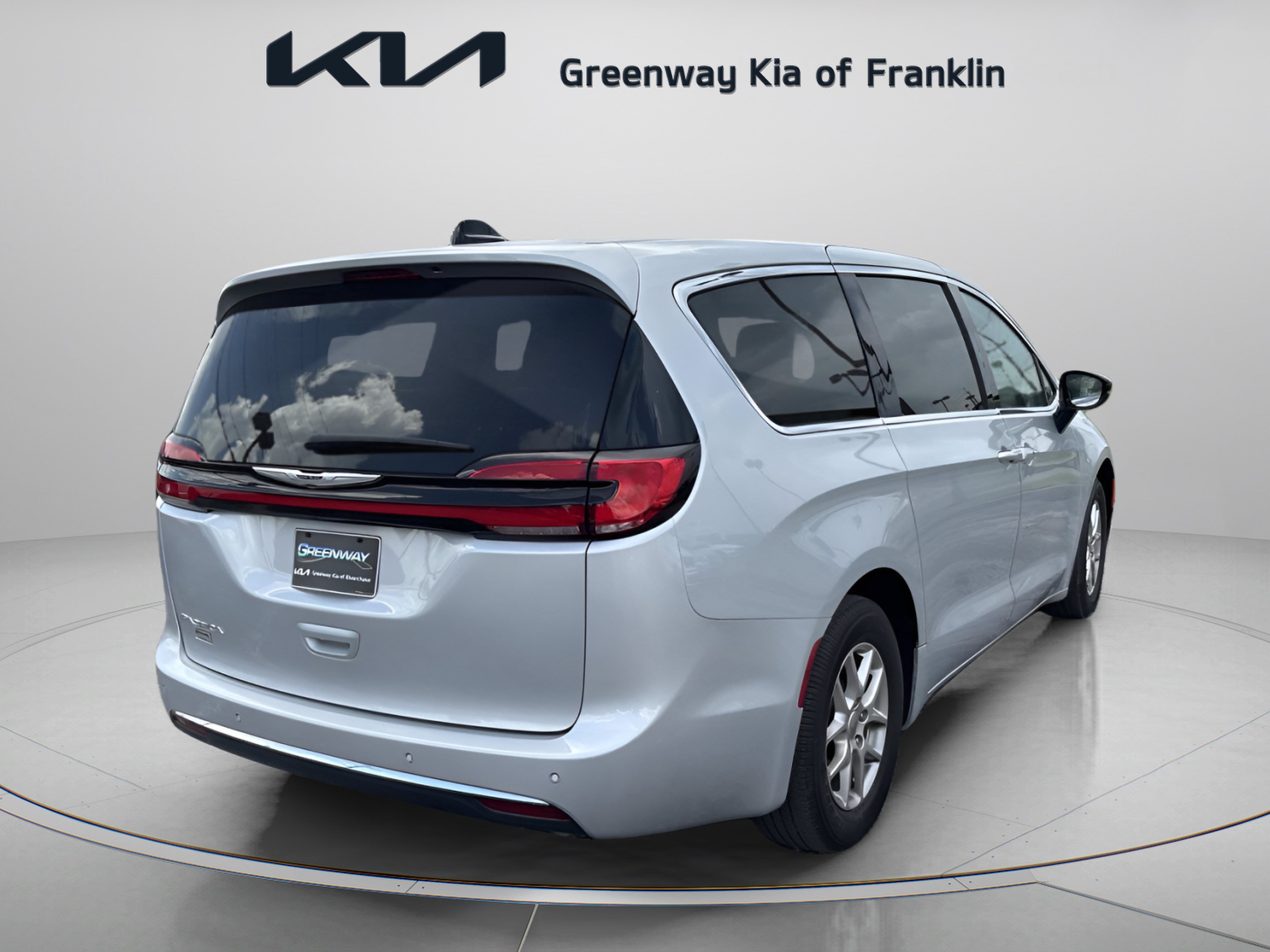 Used 2024 Chrysler Pacifica Touring-L FWD image 7