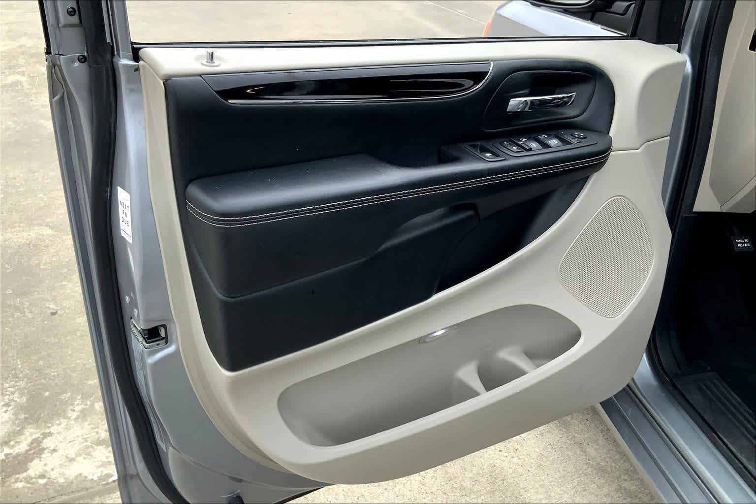 Used 2020 Dodge Grand Caravan SXT image 19