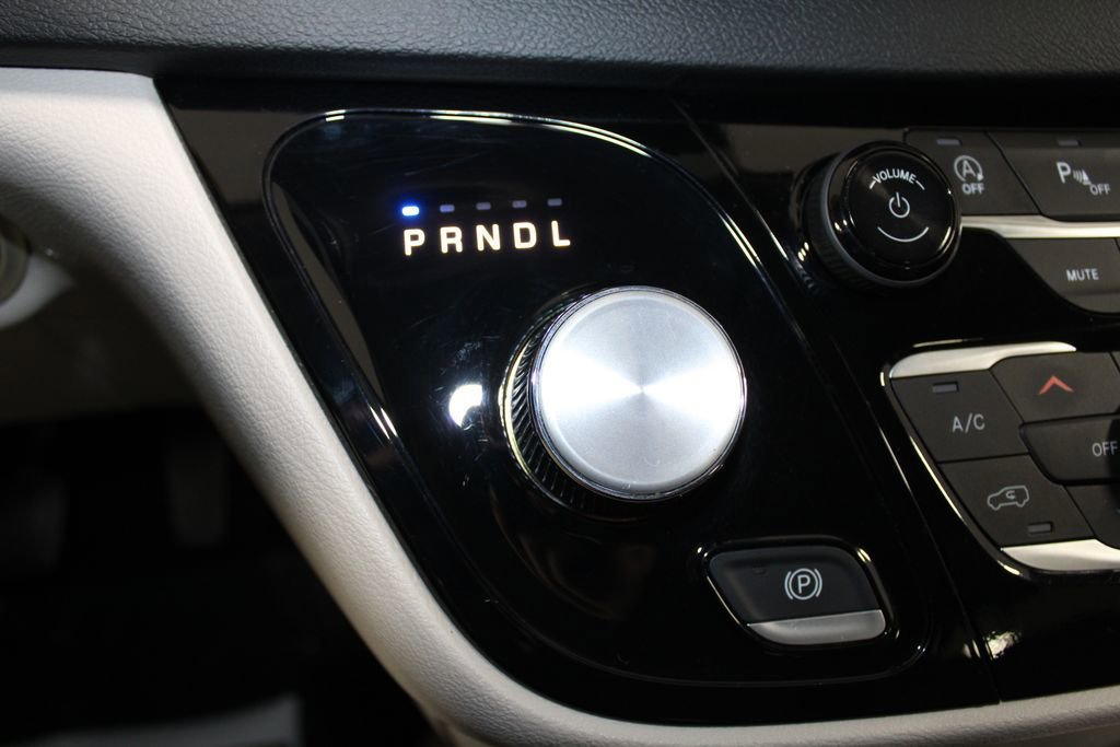 Used 2024 Chrysler Pacifica Touring-L image 50