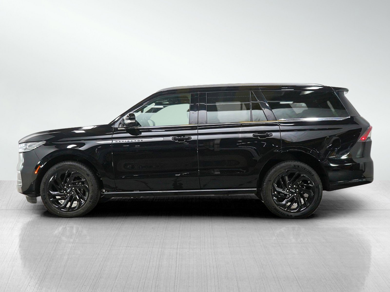 Used 2025 Lincoln Navigator Reserve AWD/4WD image 2