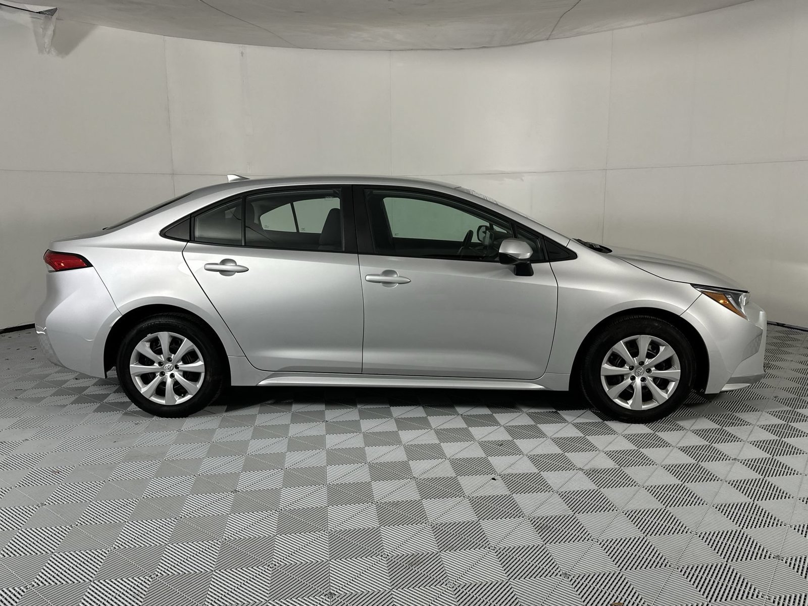 Used 2025 Toyota Corolla LE FWD image 9
