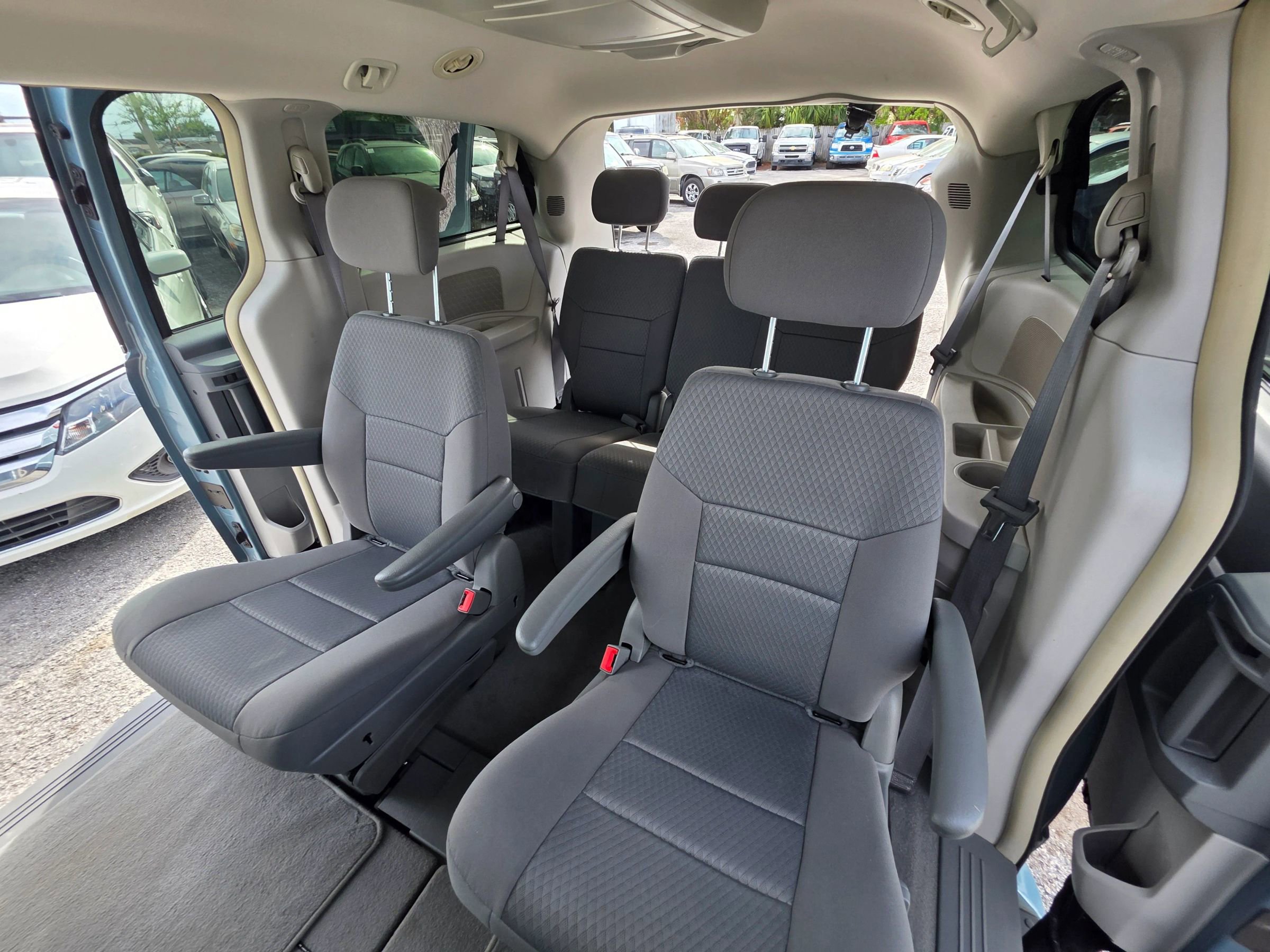 Used 2010 Chrysler Town & Country Touring FWD image 15