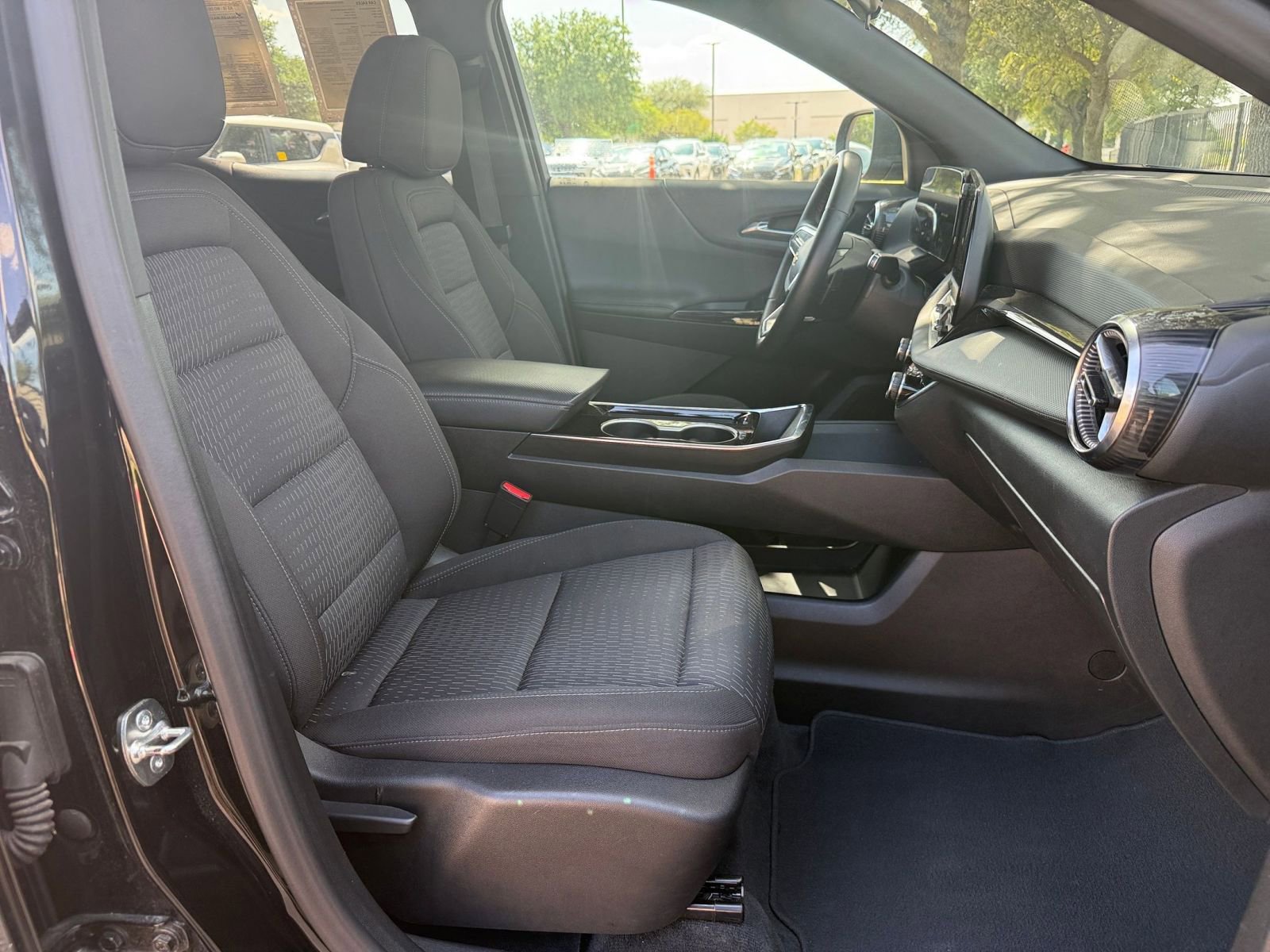 Used 2025 Chevrolet Equinox LT FWD image 37