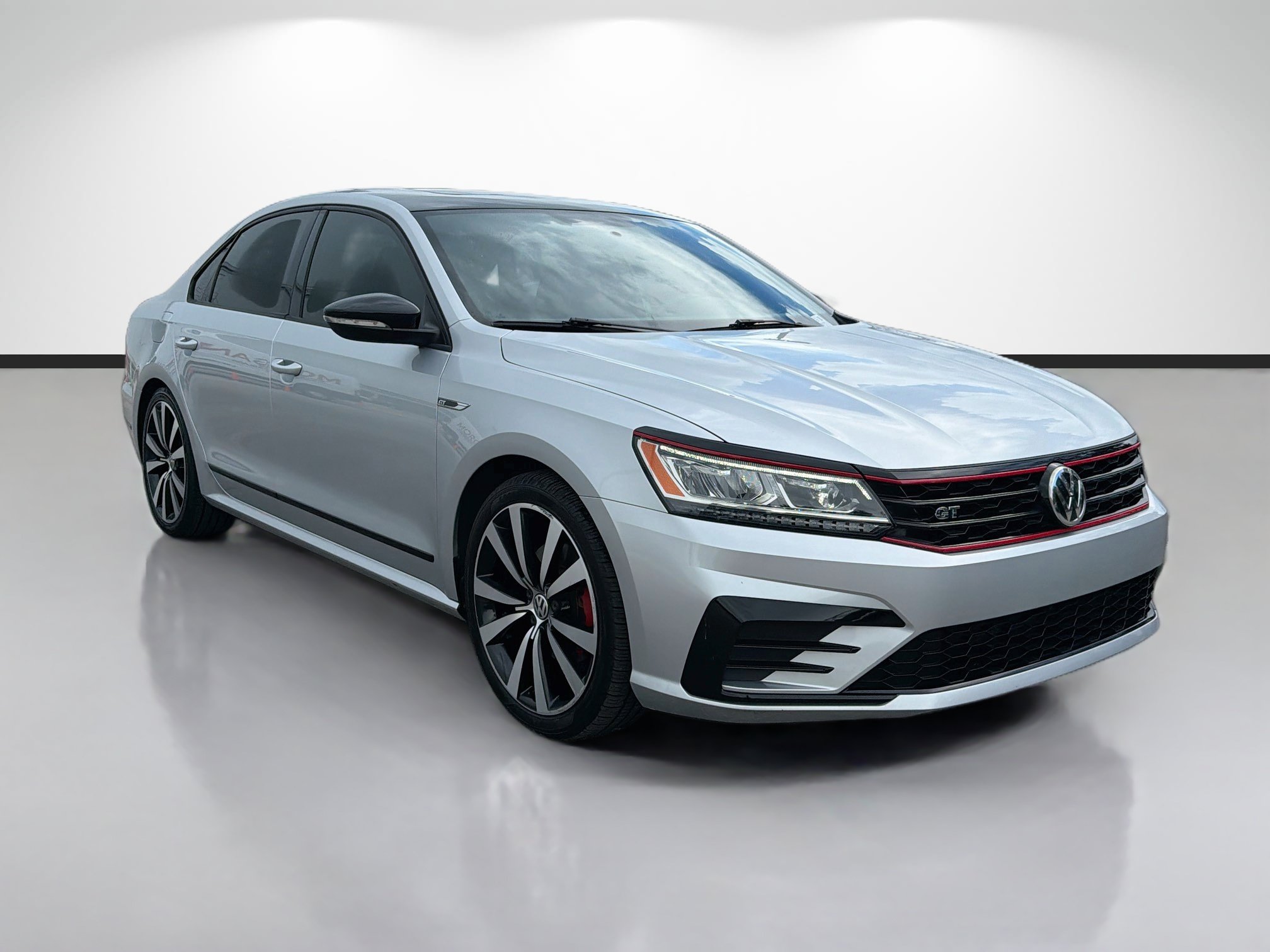 Used 2018 Volkswagen Passat GT FWD image 1