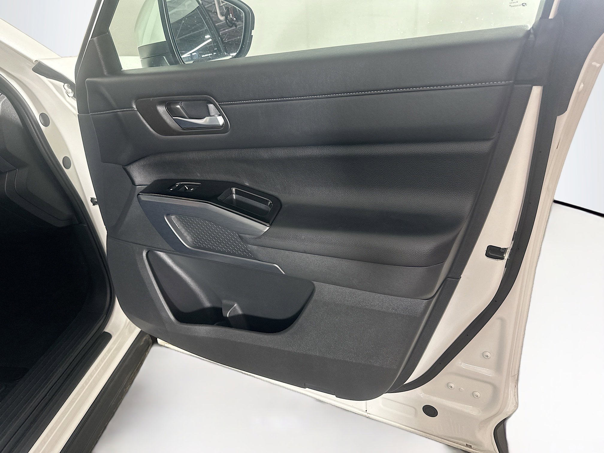 Used 2024 Nissan Pathfinder SL FWD image 34