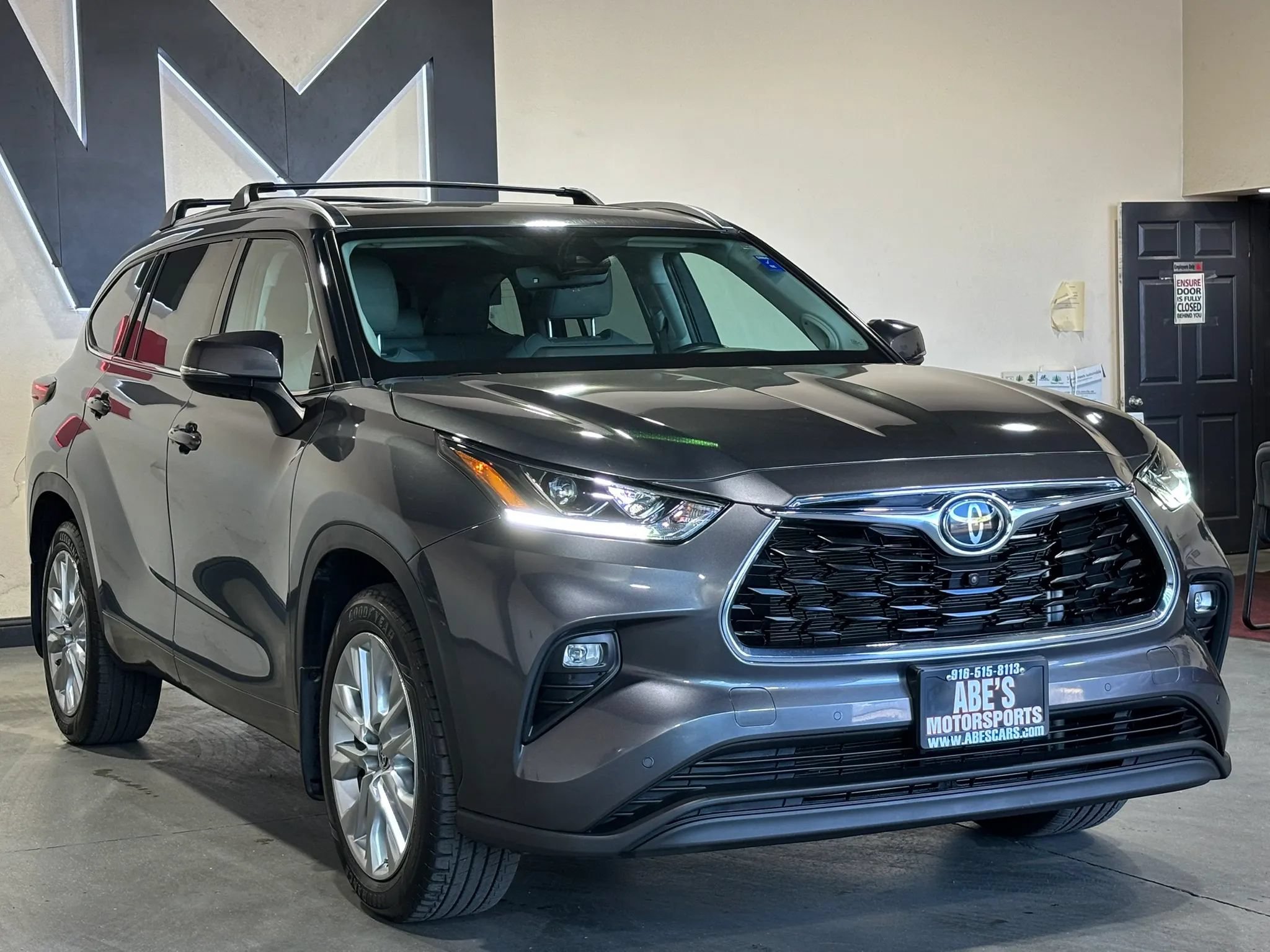 Used 2022 Toyota Highlander Limited AWD/4WD image 3