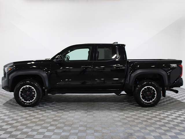 Certified 2025 Toyota Tacoma TRD Off-Road AWD/4WD image 3
