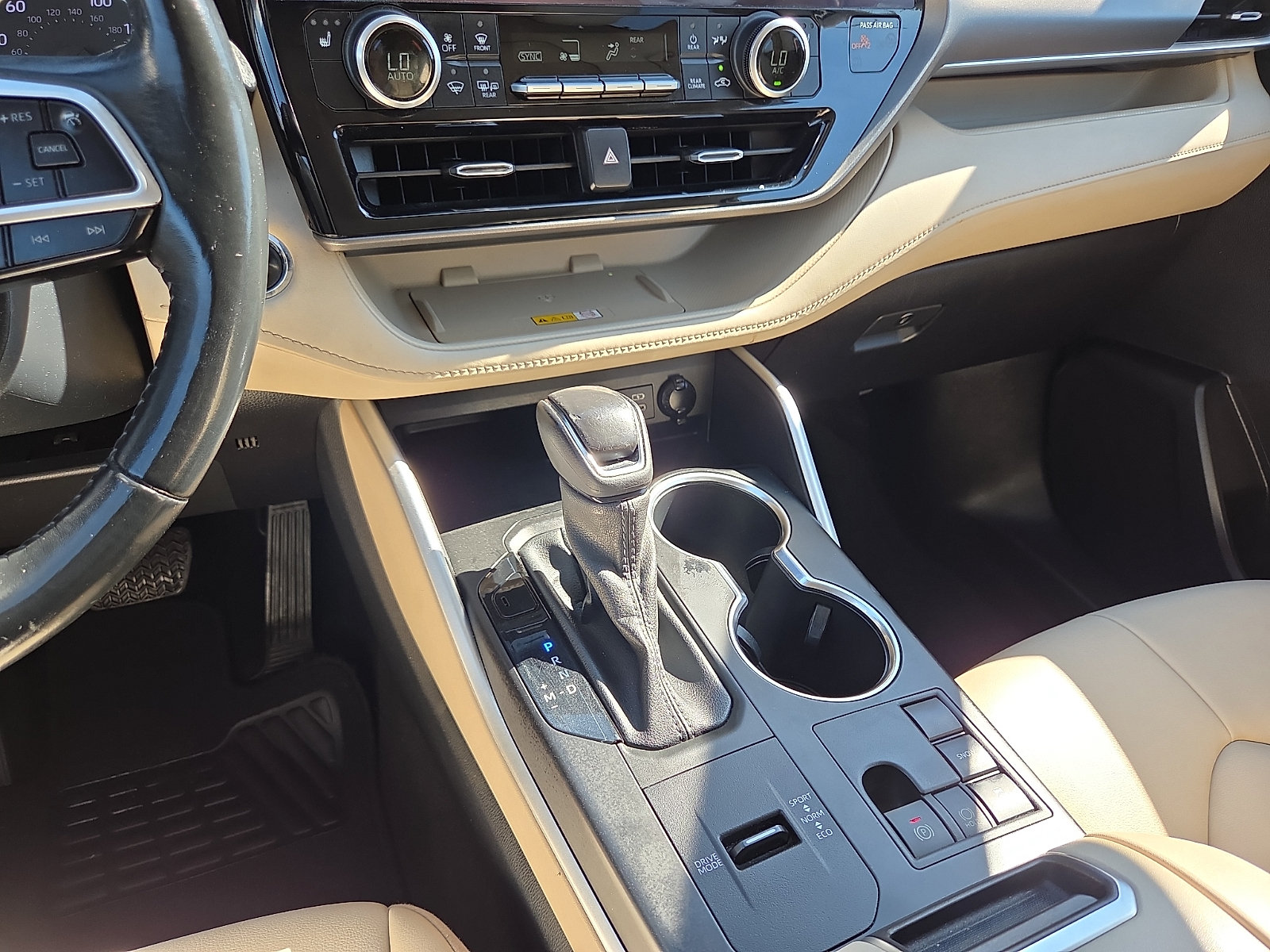 Used 2023 Toyota Highlander XLE FWD image 25