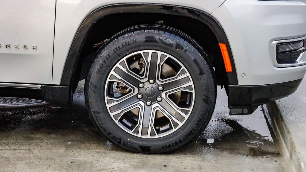 Used 2024 Jeep Wagoneer L Series II w/ Flexible Seating Group image 11