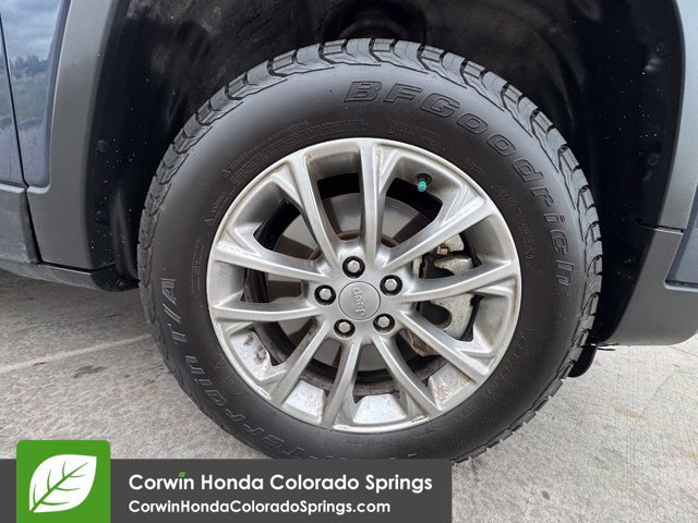 Used 2021 Jeep Cherokee Latitude Plus w/ Mopar Interior Package AWD/4WD image 34