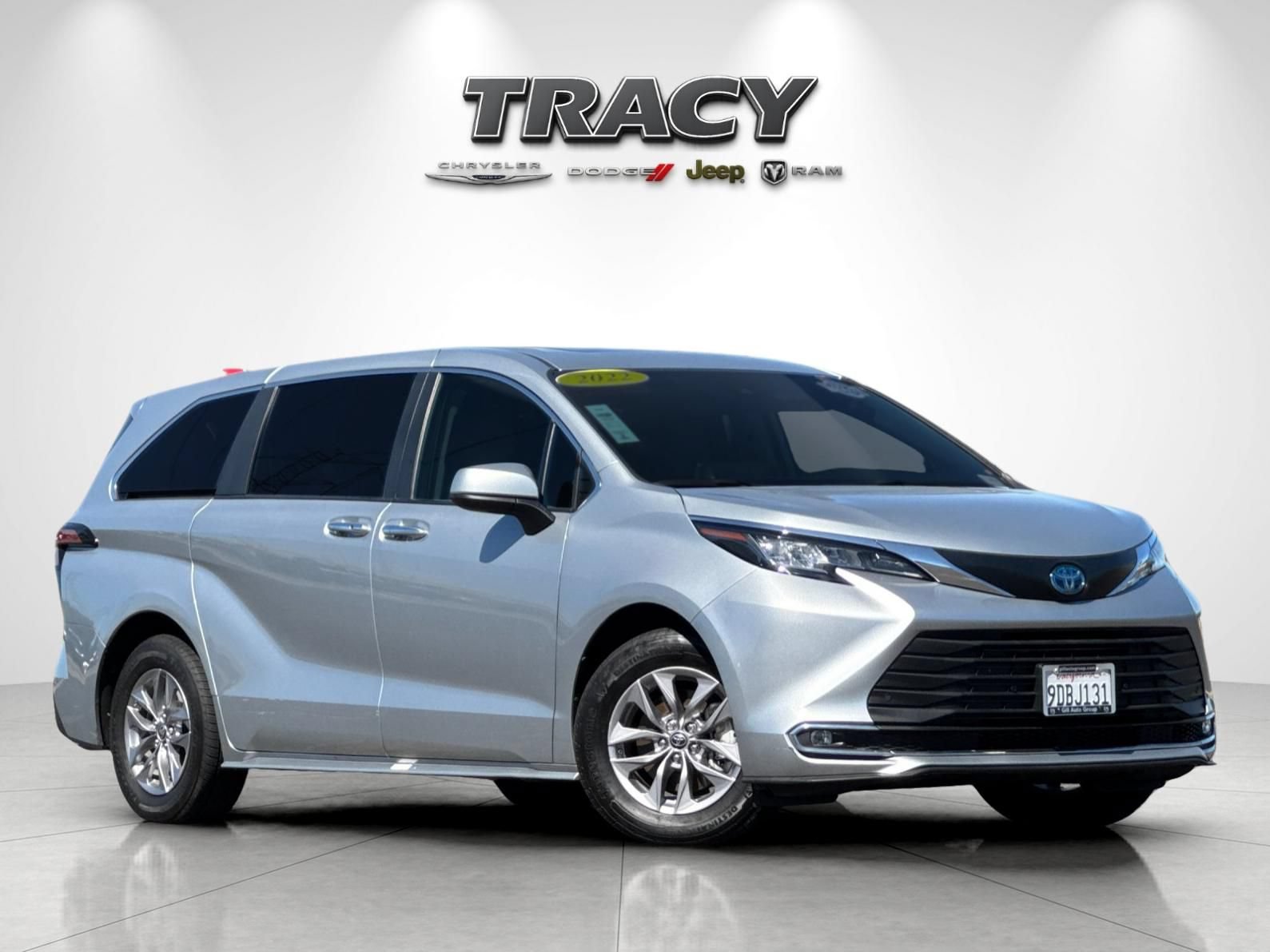 Used 2022 Toyota Sienna XLE FWD image 2