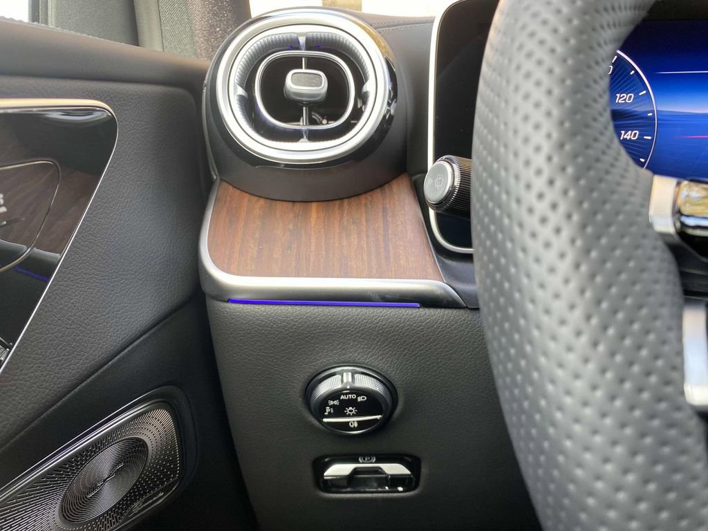 Certified 2025 Mercedes-Benz GLC 300 4MATIC image 27