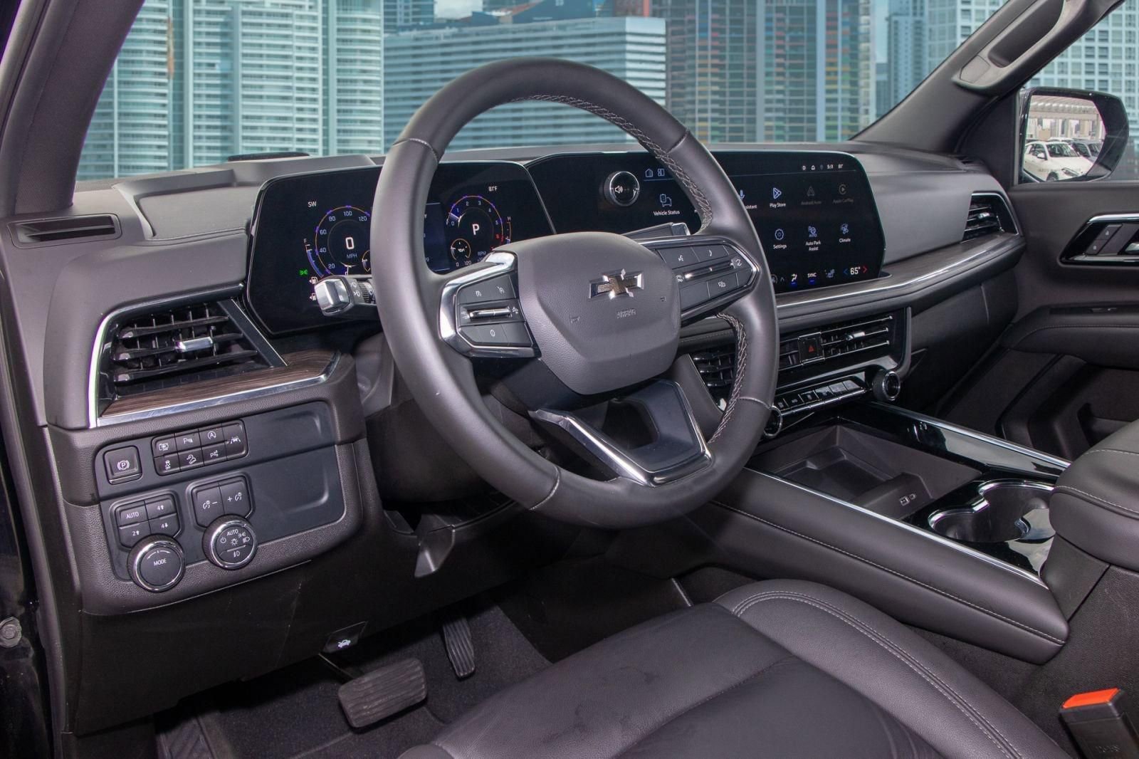 Used 2025 Chevrolet Suburban Z71 image 14