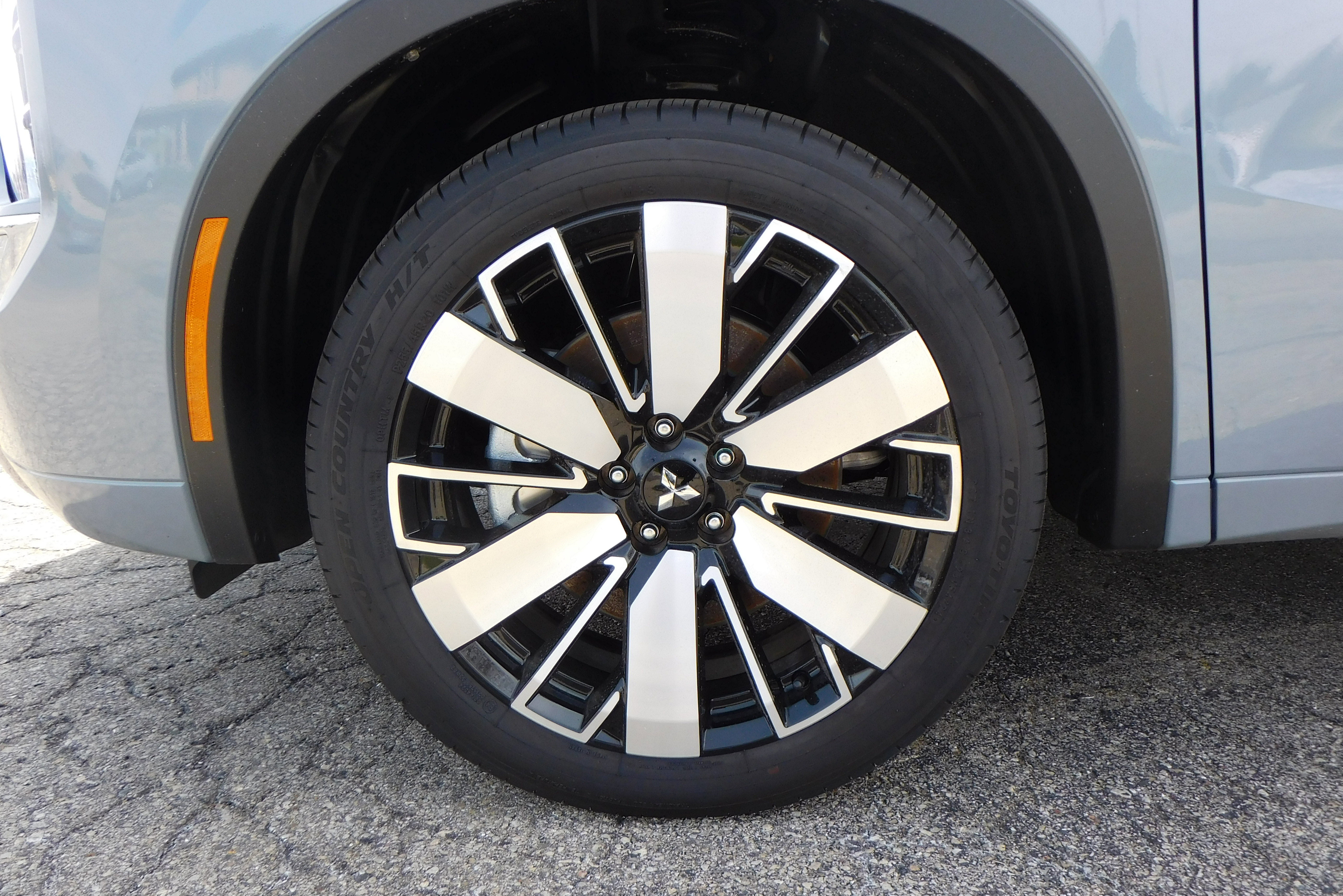 Used 2025 Mitsubishi Outlander SEL image 3