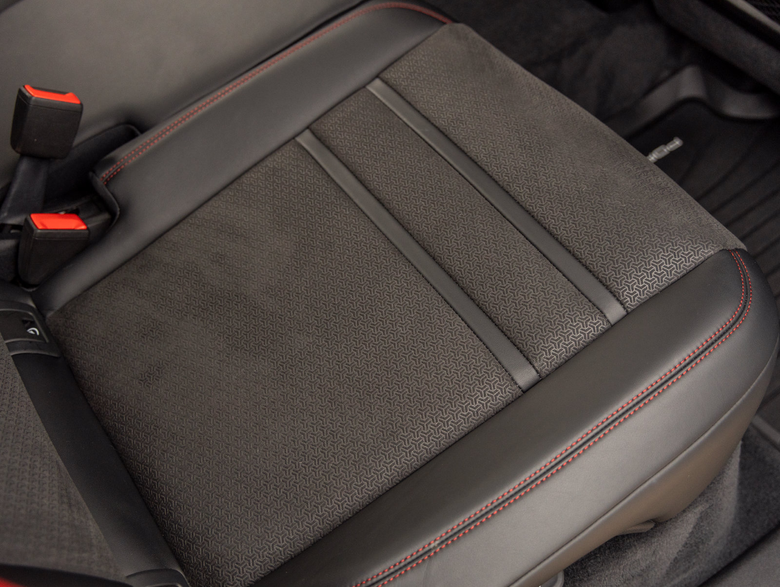 Certified 2025 Porsche Cayenne GTS AWD/4WD image 39