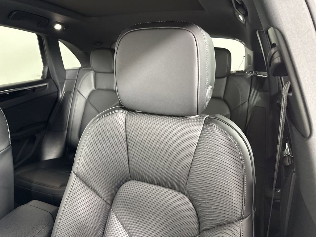 Certified 2025 Porsche Macan image 41