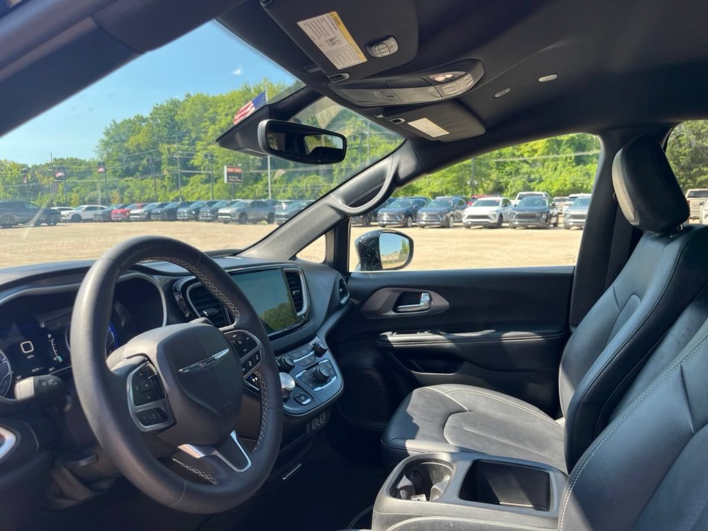 Used 2025 Chrysler Pacifica Select FWD image 22