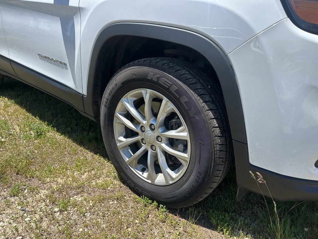 Used 2019 Jeep Cherokee Latitude w/ Cold Weather Group AWD/4WD image 3