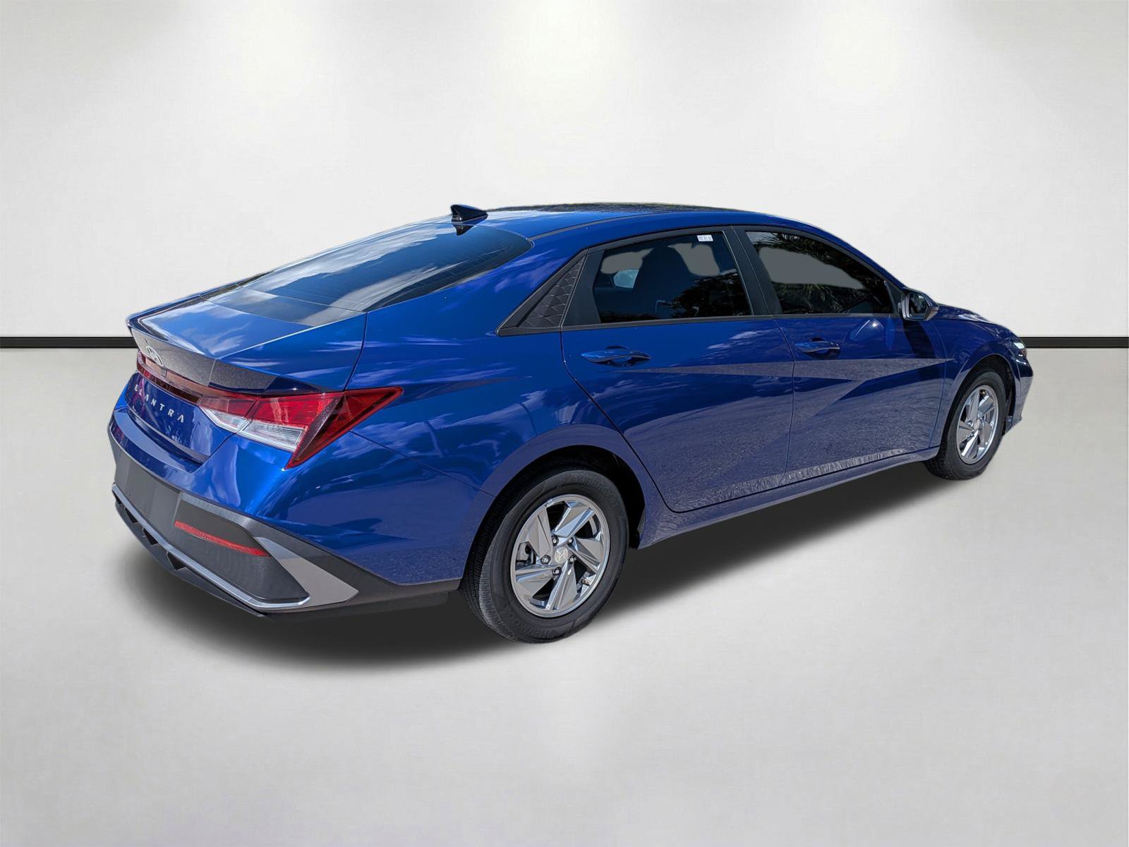 Used 2024 Hyundai Elantra SE FWD image 4