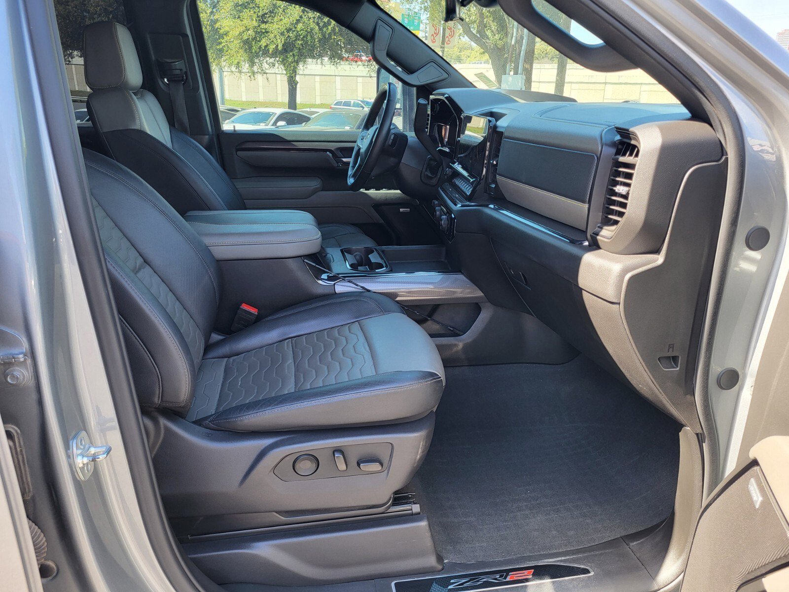 Used 2025 Chevrolet Silverado 2500 ZR2 w/ Technology Package image 12