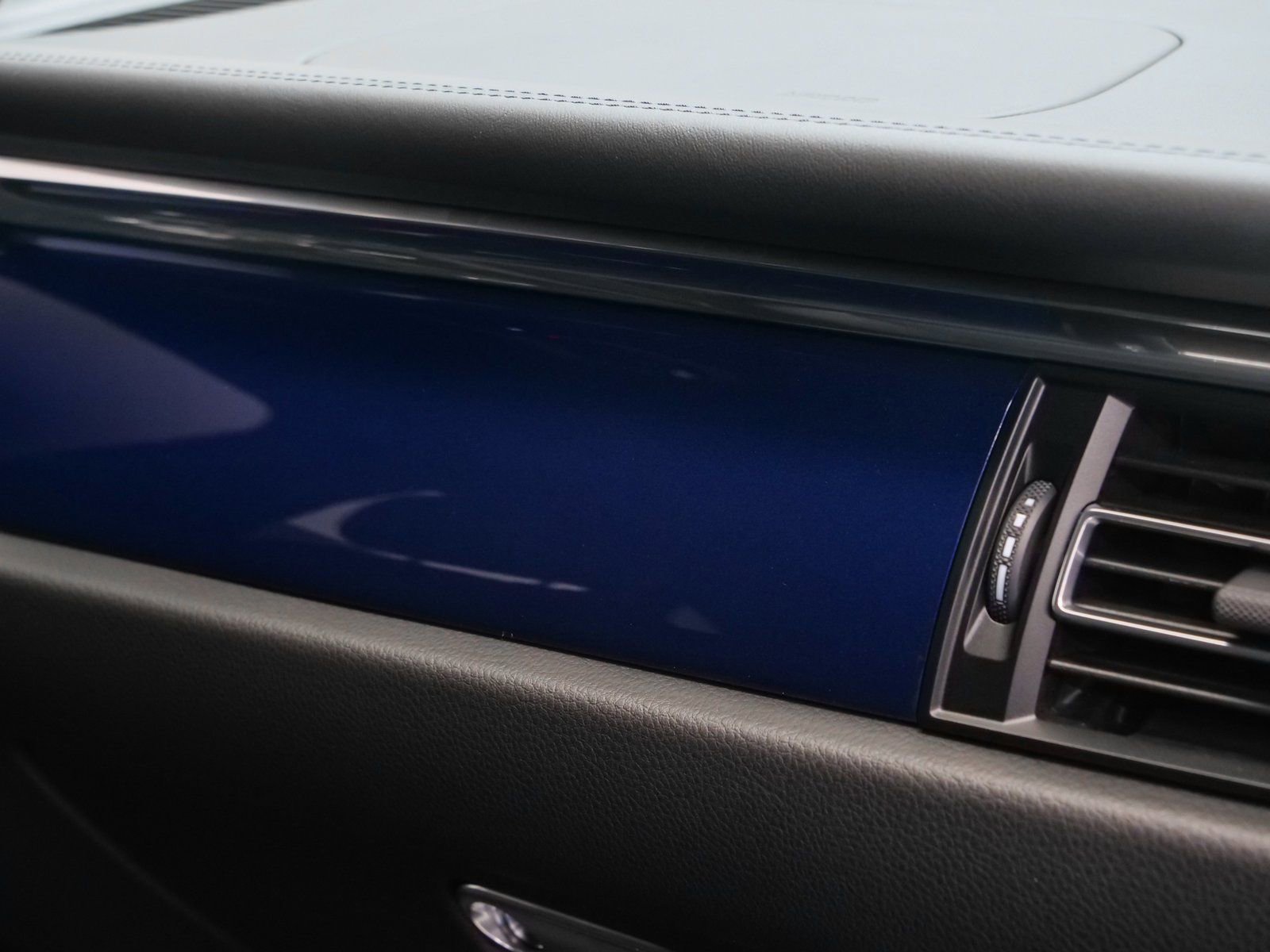 Certified 2025 Porsche Macan image 23