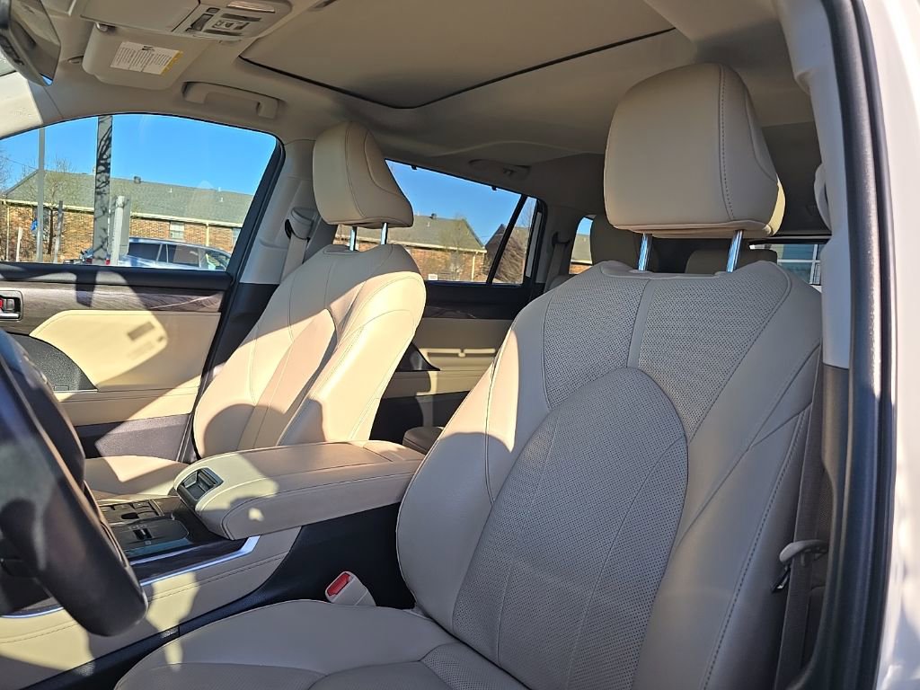 Used 2023 Toyota Highlander Limited image 15