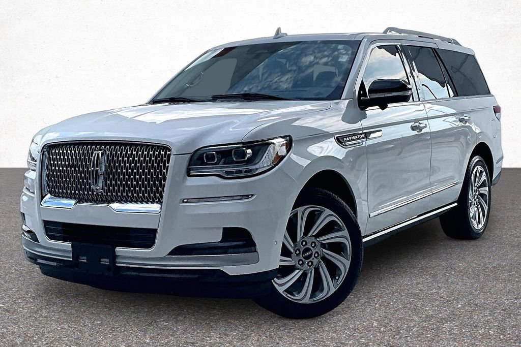 Used 2024 Lincoln Navigator Reserve AWD/4WD image 4