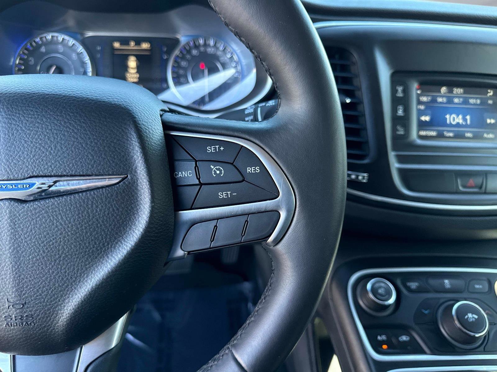 Used 2015 Chrysler 200 Limited w/ Convenience Group image 28