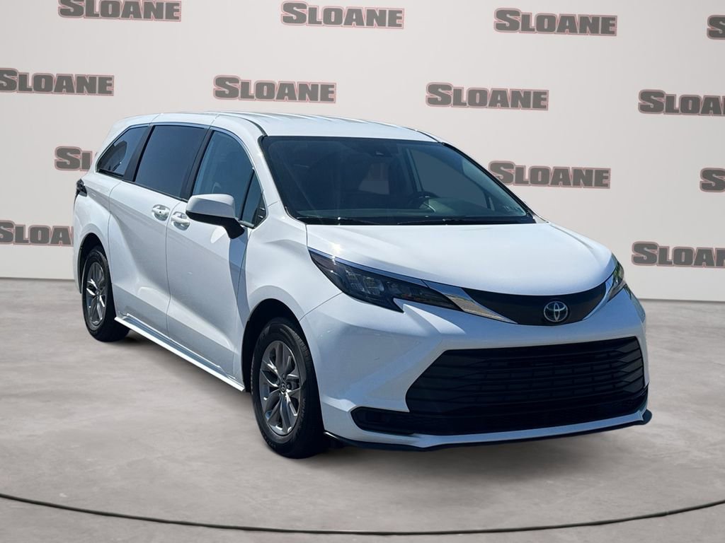 Used 2024 Toyota Sienna LE FWD image 7