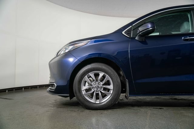 Used 2024 Toyota Sienna XLE FWD image 12