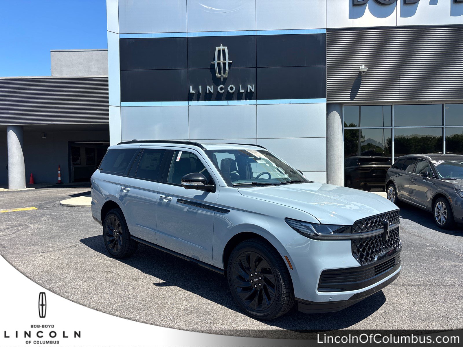 New 2026 Lincoln Navigator Reserve w/ Jet Appearance Package AWD/4WD image 1