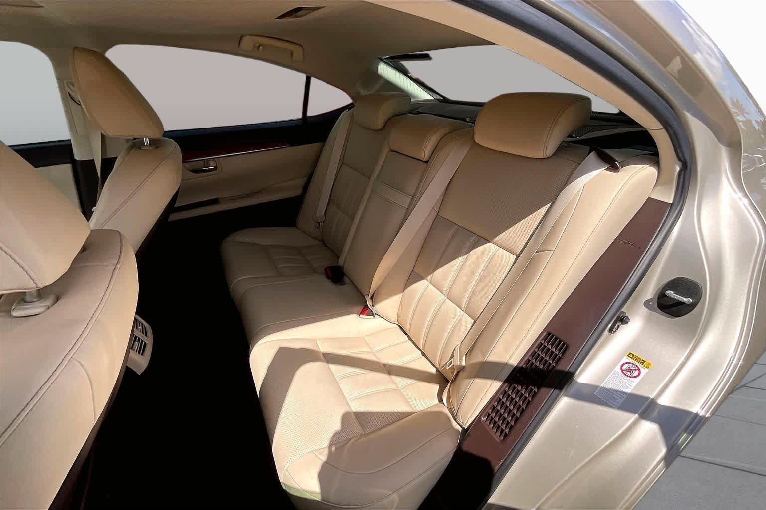 Used 2017 Lexus ES 300h w/ Luxury Package FWD image 25