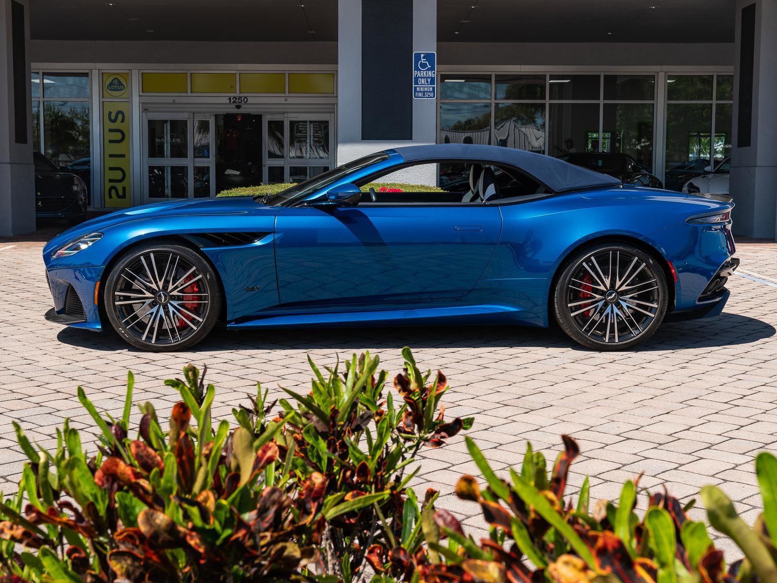 Used 2022 Aston Martin DBS Superleggera Volante image 25