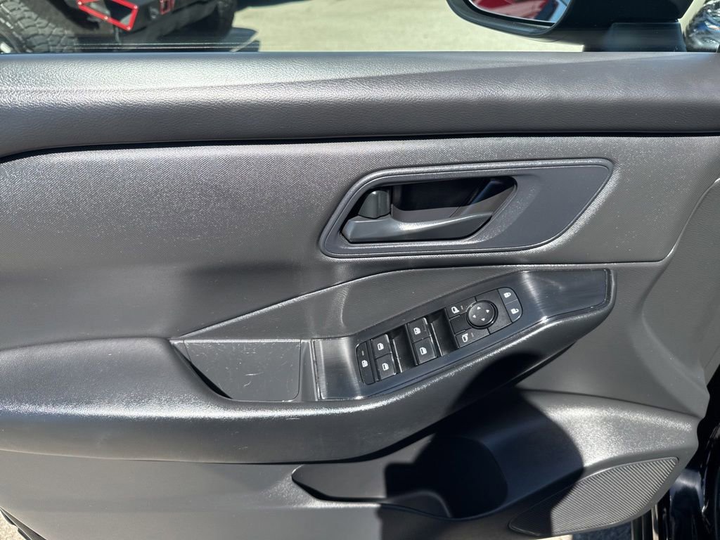 Used 2024 Nissan Rogue S FWD image 13