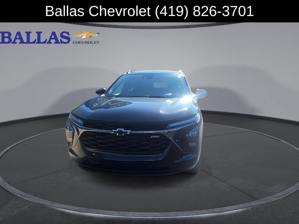 Used 2025 Chevrolet Trax RS w/ Sunroof Package FWD image 3