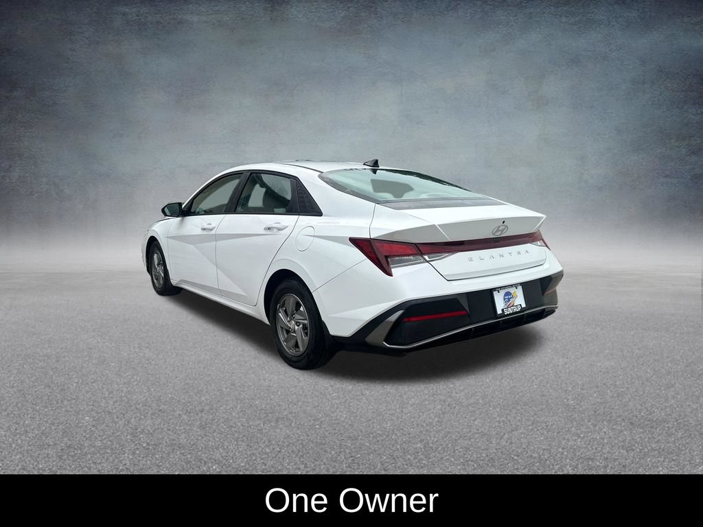 Used 2025 Hyundai Elantra SE FWD image 3