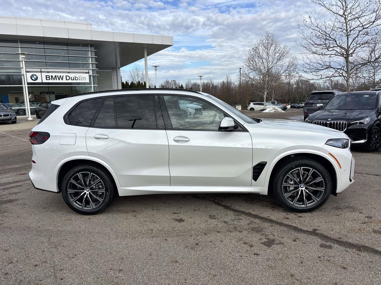 New 2026 BMW X5 xDrive40i w/ M Sport Package AWD/4WD image 8