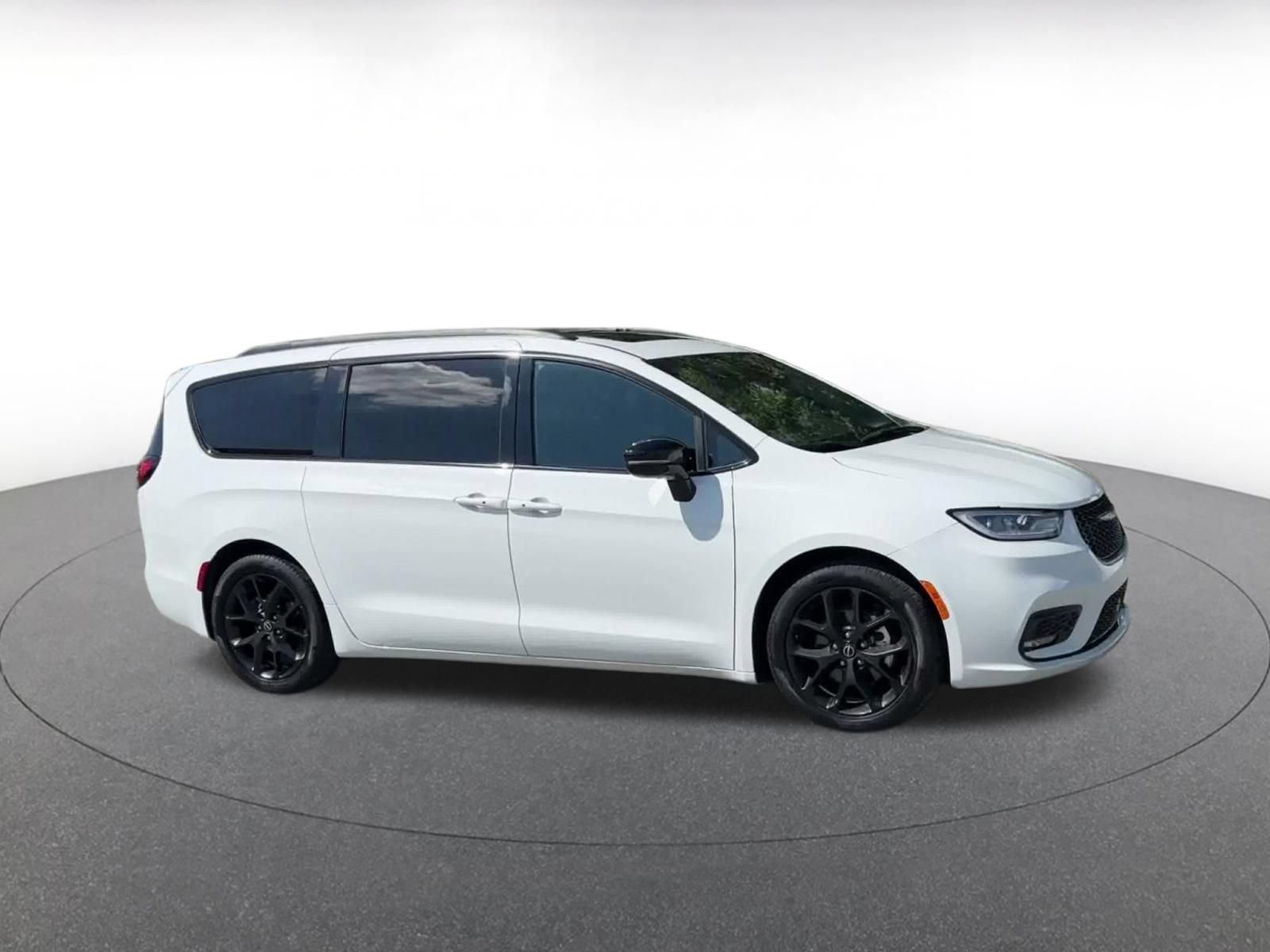 Used 2025 Chrysler Pacifica Limited FWD image 2