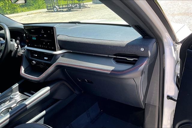 Used 2025 Ford Explorer ST-Line w/ ST-Line Street Pack AWD/4WD image 16
