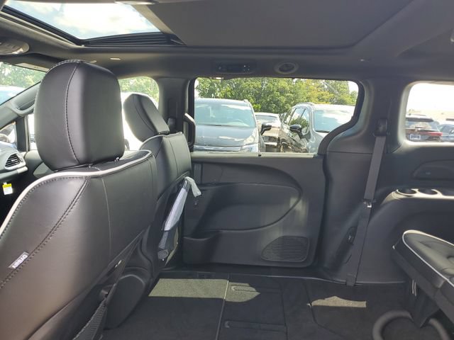 New 2027 Chrysler Pacifica Limited w/ Family Tech Group AWD/4WD image 10