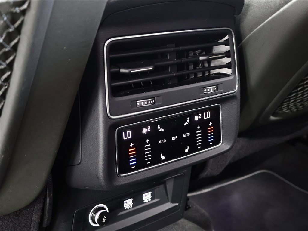 Used 2019 Audi Q8 Premium Plus w/ Premium Plus image 13