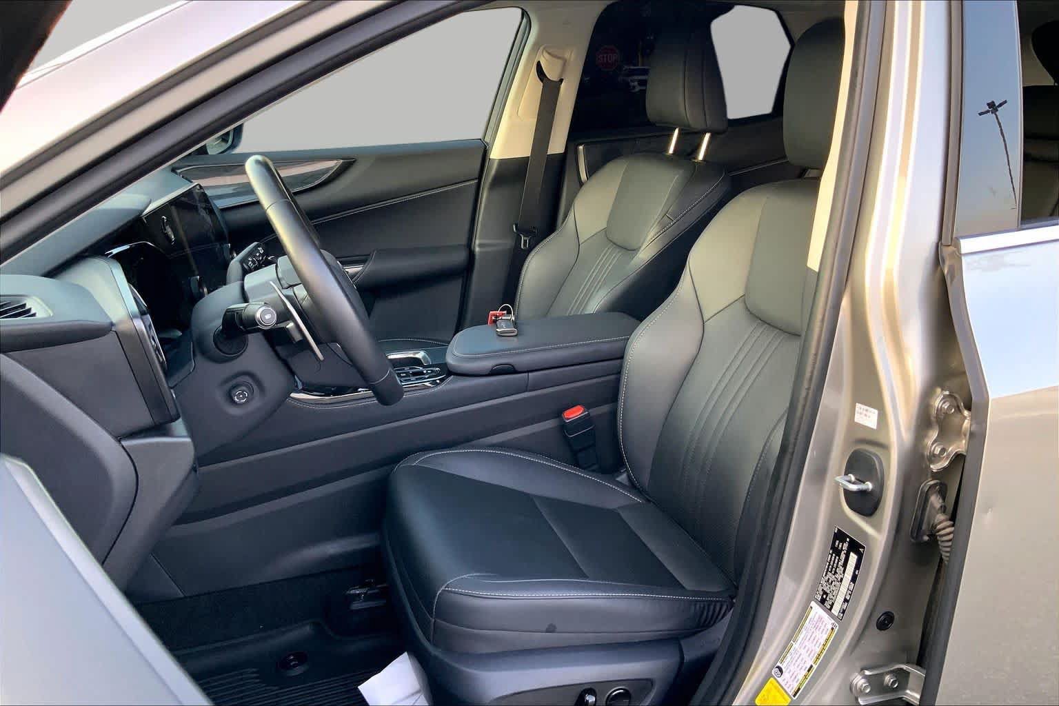 Used 2025 Lexus NX 250 FWD w/ Accessory Package (2T) image 8