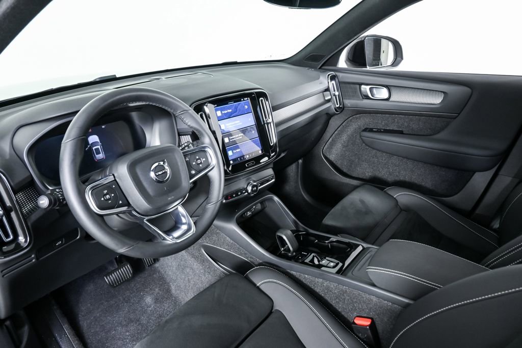 Certified 2025 Volvo XC40 B5 Plus image 6