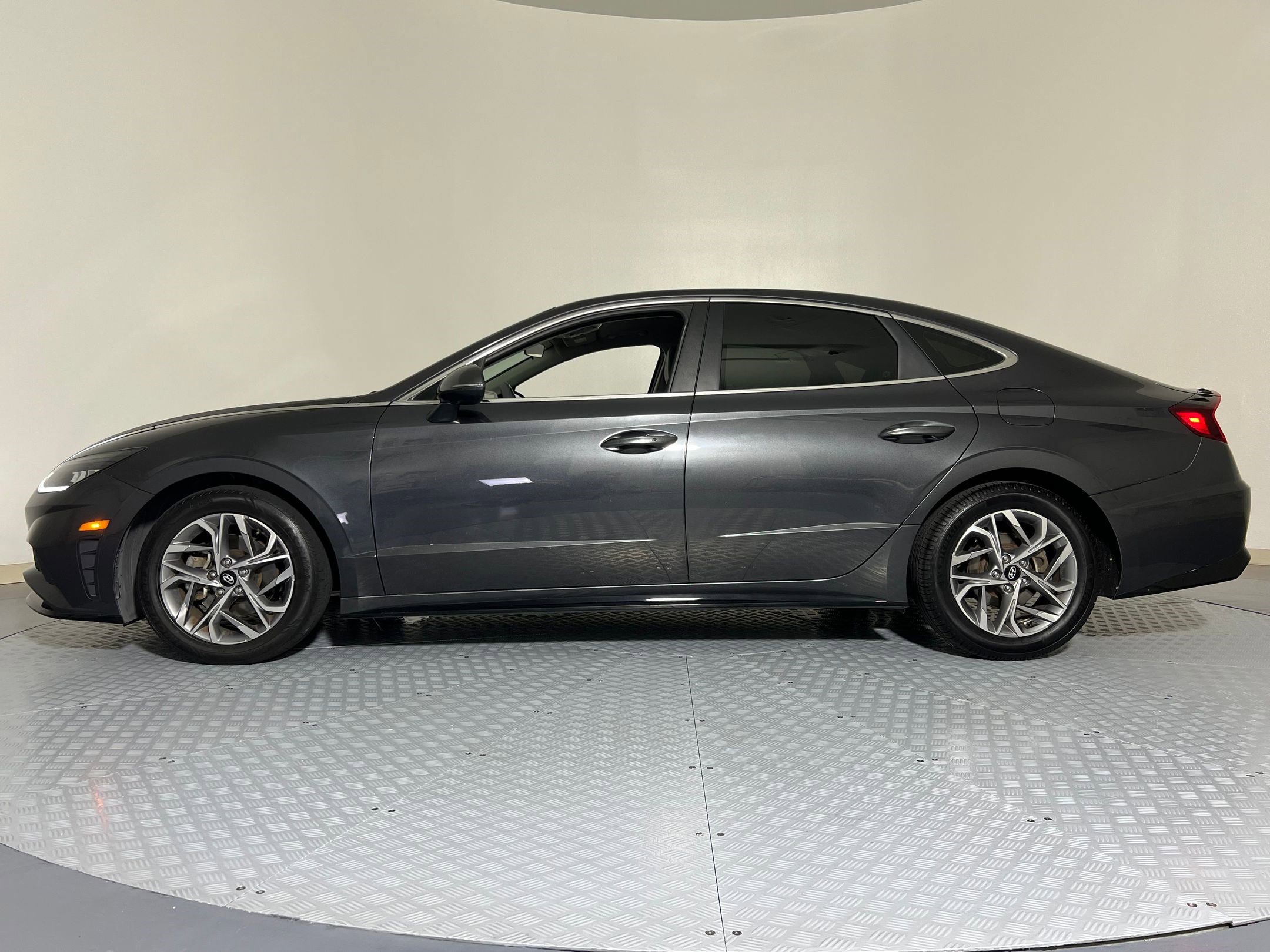 Used 2021 Hyundai Sonata SEL image 2