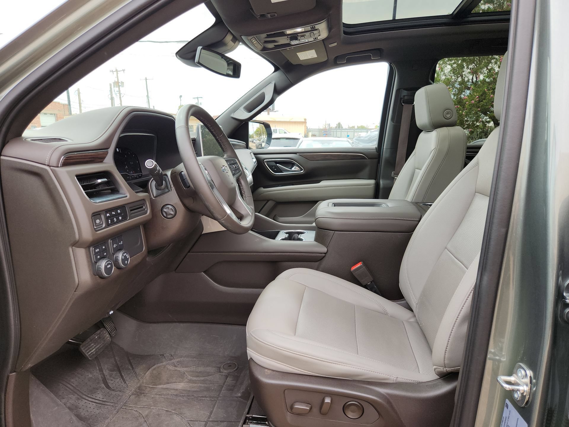 Used 2023 Chevrolet Tahoe Z71 w/ Luxury Package AWD/4WD image 16